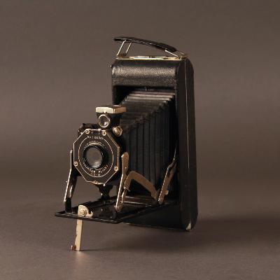 Appareil photo ancien Kodak Brownie Pliant Six-16