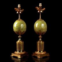 Paire de lampes en bronze doré et Oeuf en pierre - XXème siècle