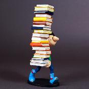 Plastoys Collectoys - Gaston portant une pile de livres 