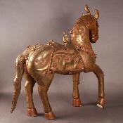 Cheval en bois recouvert d'une feuille de cuivre - Inde