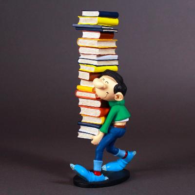 Plastoys Collectoys - Gaston portant une pile de livres 