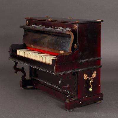 Piano droit de poupée en bois noirci - Milieu du XIXème siècle 