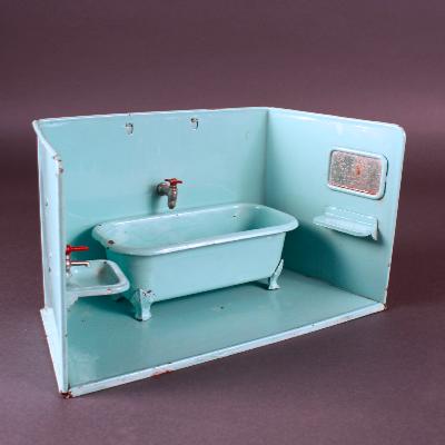 Ancienne salle de bain de poupée en tôle verte équipée - Circa 1940